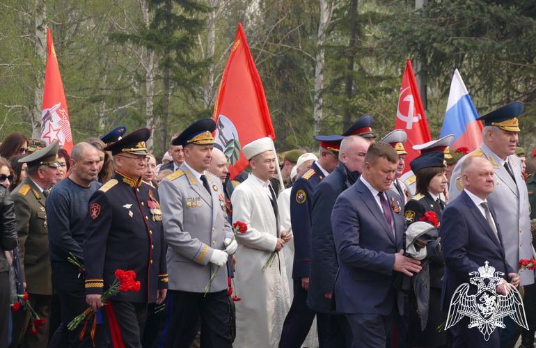 Начальник Управления Росгвардии по Омской области возложил цветы к памятным мемориалам в Парке Победы