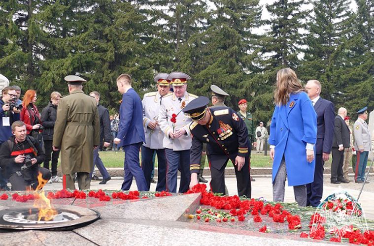 Начальник Управления Росгвардии по Омской области возложил цветы к памятным мемориалам в Парке Победы