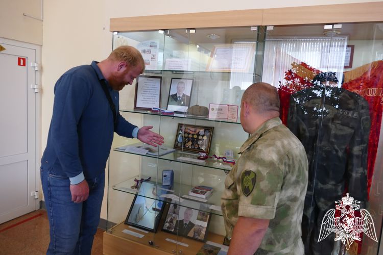 Памятную экспозицию погибшему в ходе СВО офицеру СОБР Росгвардии открыли в Омске