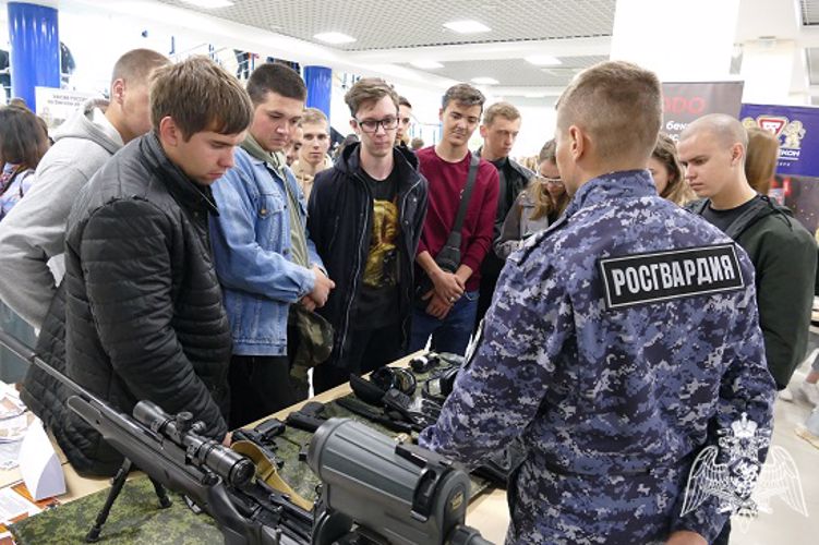 В Омске росгвардейцы принимают участие во Всероссийской ярмарки трудоустройства «Работа России. Время возможностей»  