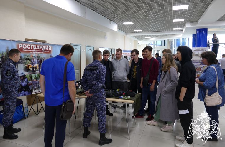 В Омске росгвардейцы принимают участие во Всероссийской ярмарки трудоустройства «Работа России. Время возможностей»  