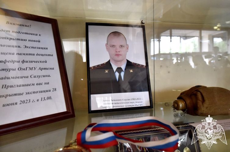Памятную экспозицию погибшему в ходе СВО офицеру СОБР Росгвардии открыли в Омске