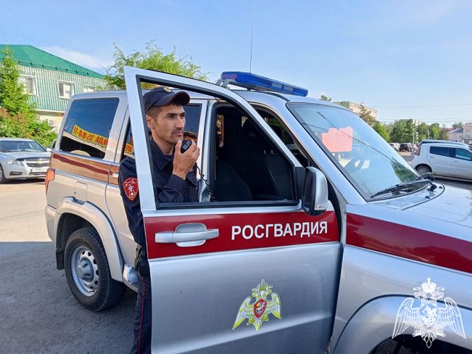 Заблудившейся пенсионерке помогли вернуться домой сотрудники Росгвардии в Омске  