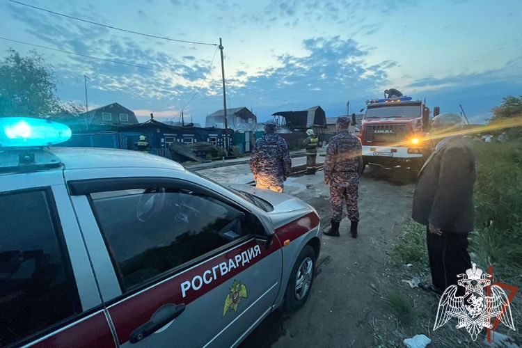 Росгвардейцы спасли детей из горящего дома в Омске