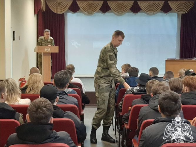В Омске военнослужащие Росгвардии провели учебные сборы для учащихся  Омского монтажного техникума