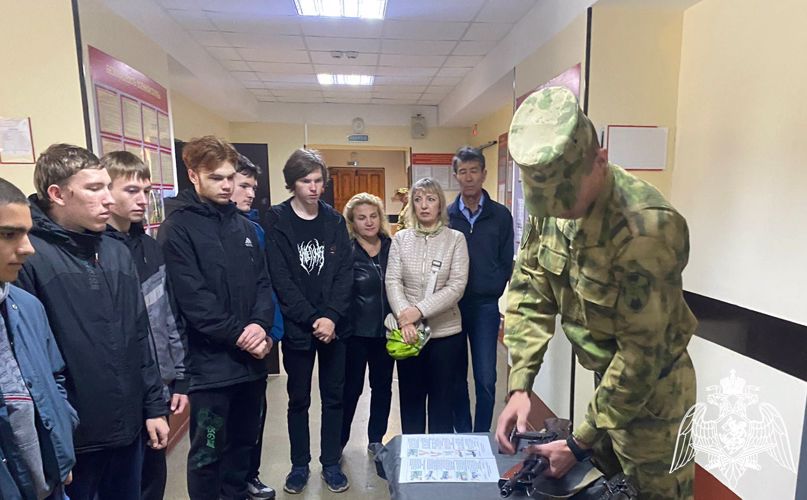 В Омске военнослужащие Росгвардии провели учебные сборы для учащихся  Омского монтажного техникума