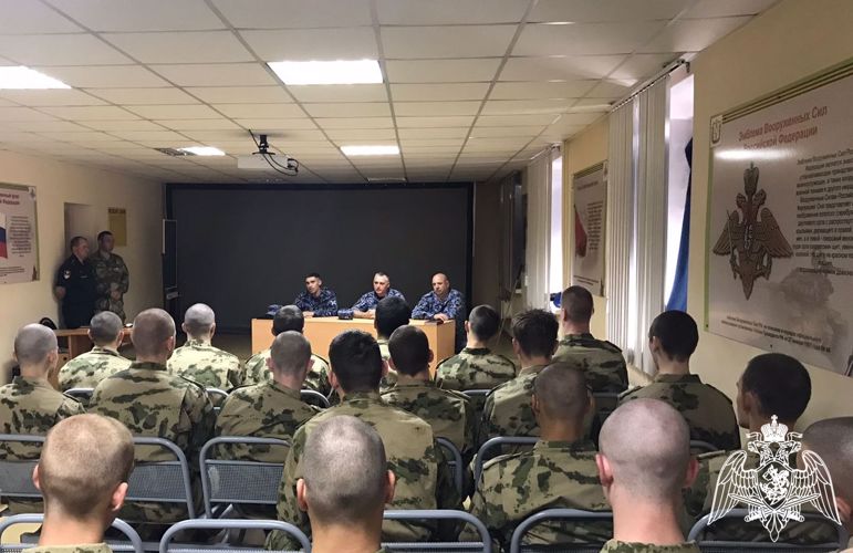В Омске росгвардейцы встретились с молодыми людьми, призванными на срочную службу в Росгвардию 