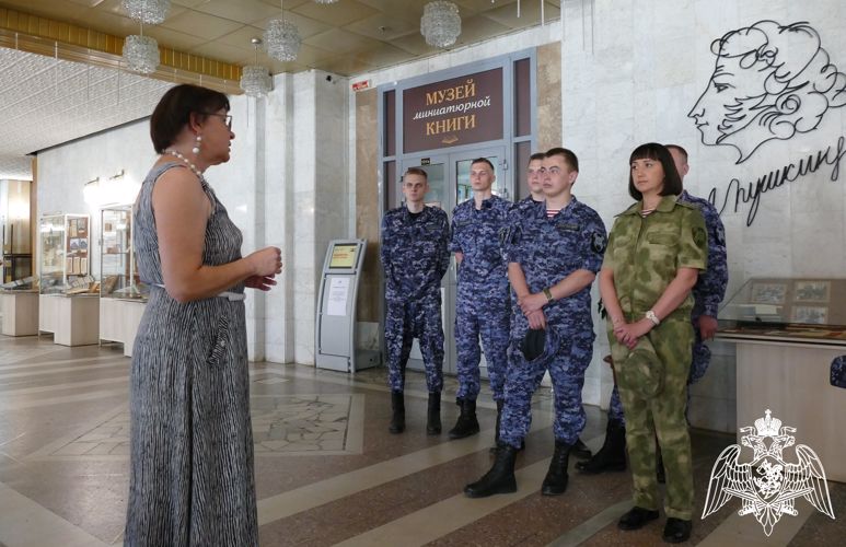 Росгвардейцы Омска посетили авторскую выставку: «Пушкиниана: образ А.С. Пушкина в интерьерах библиотеки»