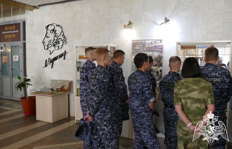 Росгвардейцы Омска посетили авторскую выставку: «Пушкиниана: образ А.С. Пушкина в интерьерах библиотеки»