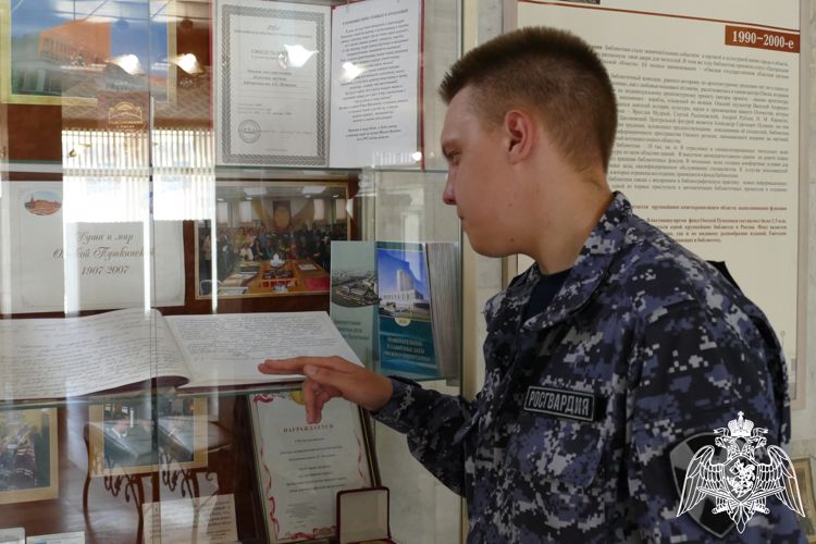 Росгвардейцы Омска посетили авторскую выставку: «Пушкиниана: образ А.С. Пушкина в интерьерах библиотеки»