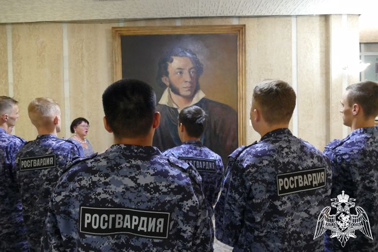 Росгвардейцы Омска посетили авторскую выставку: «Пушкиниана: образ А.С. Пушкина в интерьерах библиотеки»