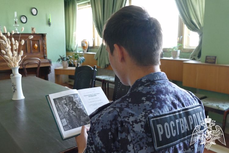 Росгвардейцы Омска посетили авторскую выставку: «Пушкиниана: образ А.С. Пушкина в интерьерах библиотеки»