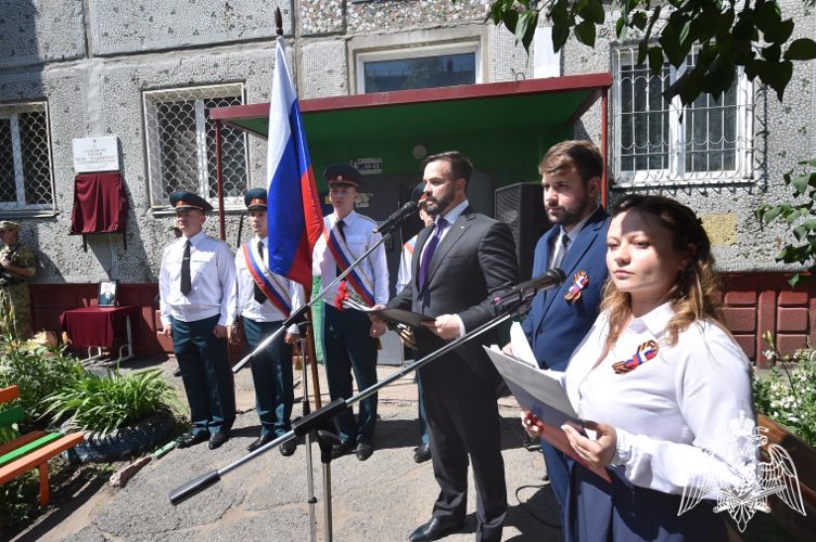 Мемориальную доску в честь погибшего росгвардейца установили на жилом доме в Омске 