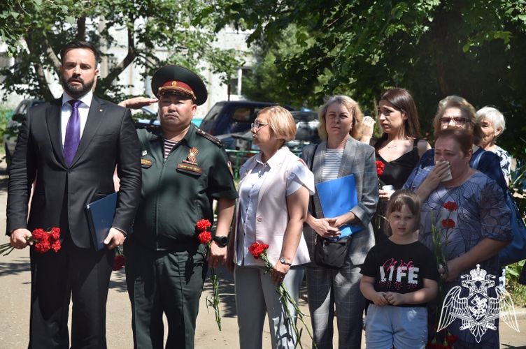 Мемориальную доску в честь погибшего росгвардейца установили на жилом доме в Омске 