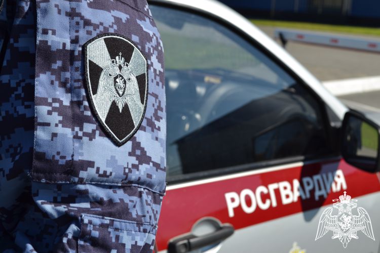 Росгвардейцы задержали вооруженного ножом мужчину, угрожавшего прохожим на остановке общественного транспорта в Омске