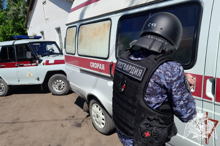 Сотрудники Росгвардии защитили медработников от агрессивного пациента в Омске