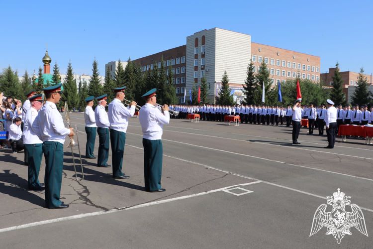 Военный оркестр Росгвардии принял участие в торжественном выпуске Омской Академии МВД России