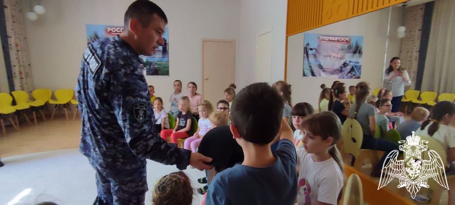 Сотрудники Росгвардии проводят патриотические мероприятия в детских оздоровительных лагерях Омской области