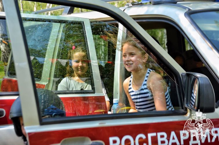 Сотрудники Росгвардии проводят патриотические мероприятия в детских оздоровительных лагерях Омской области