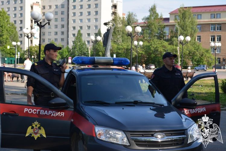 Росгвардейцы обеспечили безопасность бригады скорой помощи при госпитализации неадекватного пациента в Омске 