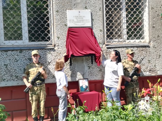 Мемориальную доску в честь погибшего росгвардейца установили на жилом доме в Омске 