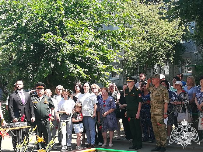 Мемориальную доску в честь погибшего росгвардейца установили на жилом доме в Омске 