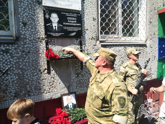 Мемориальную доску в честь погибшего росгвардейца установили на жилом доме в Омске 