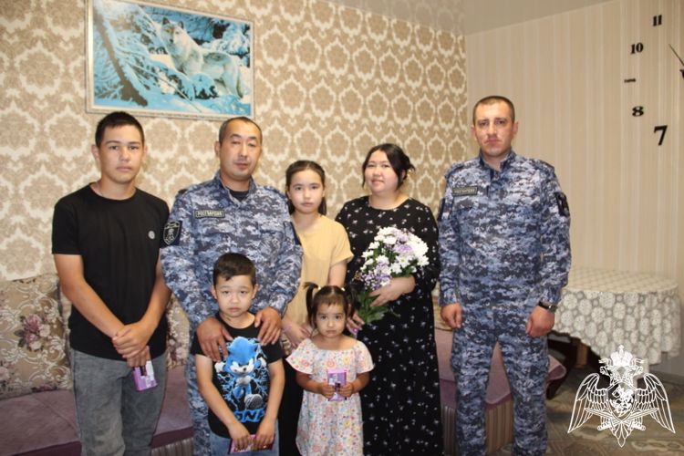 Росгвардейцы поздравили семьи коллег с Днем семьи, любви и верности в Омской области