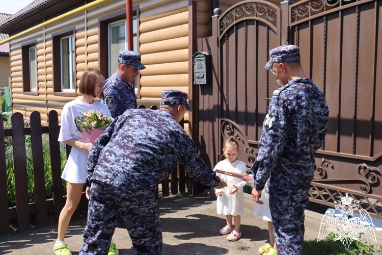Росгвардейцы поздравили семьи коллег с Днем семьи, любви и верности в Омской области