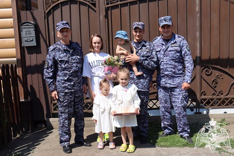 Росгвардейцы поздравили семьи коллег с Днем семьи, любви и верности в Омской области