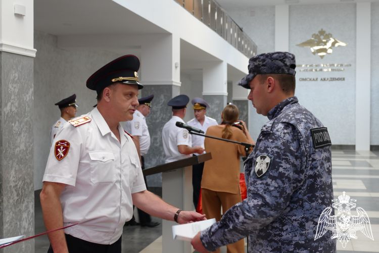 В Омске состоялся очередной выпуск сотрудников вневедомственной охраны Росгвардии, прошедших программу обучения профессиональной подготовки