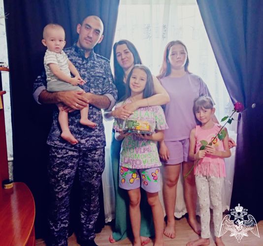 Росгвардейцы поздравили семьи коллег с Днем семьи, любви и верности в Омской области