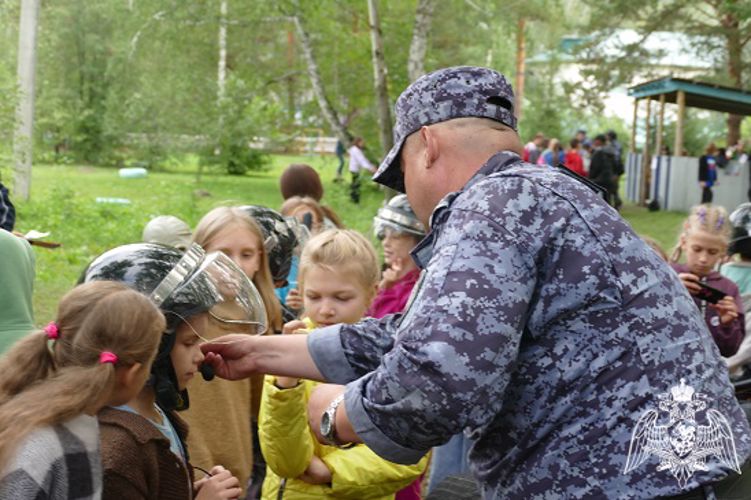 В Омской области росгвардейцы провели познавательные занятия для детей лагеря «Березка»