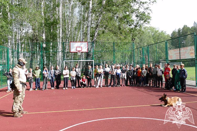 В Омской области росгвардейцы провели познавательные занятия для детей лагеря «Березка»