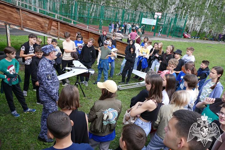 В Омской области росгвардейцы провели познавательные занятия для детей лагеря «Березка»