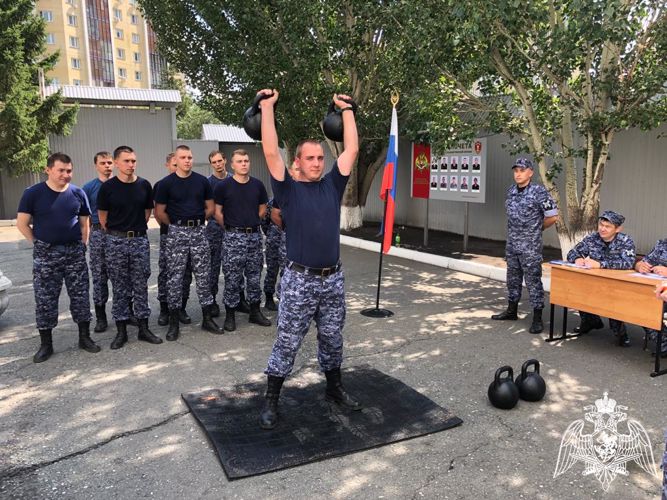Соревнования по гиревому спорту прошли среди сотрудников вневедомственной охраны Росгвардии в Омске