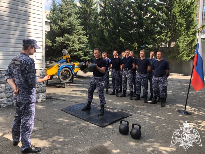 Соревнования по гиревому спорту прошли среди сотрудников вневедомственной охраны Росгвардии в Омске