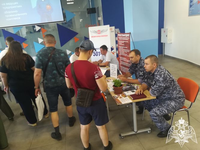 Сотрудники Росгвардии приняли участие в ярмарке вакансий в Омске 