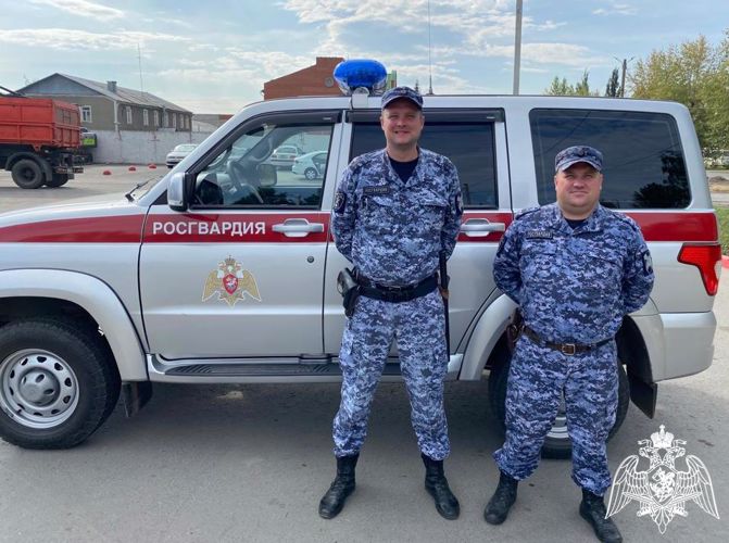 Cотрудники Росгвардии помогли вернуться домой пожилой женщине в Омске