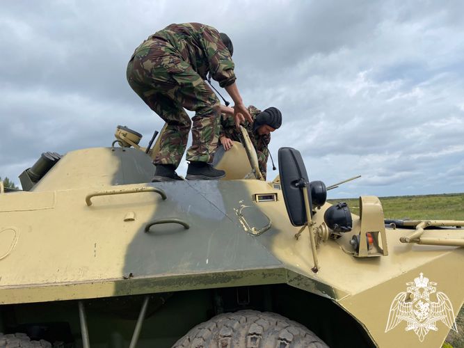 Состоялся выпуск водителей и наводчиков БТР в Омске