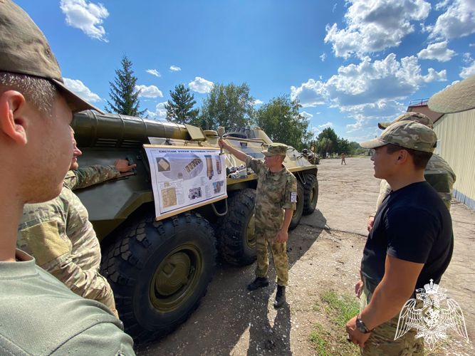 Состоялся выпуск водителей и наводчиков БТР в Омске