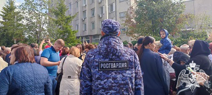 В Омской области сотрудники Росгвардии обеспечили охрану общественного порядка в День знаний   