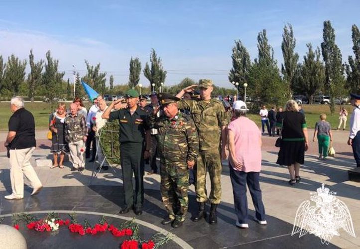 В день солидарности в борьбе с терроризмом в Омске росгвардейцы возложили цветы к мемориальному комплексу