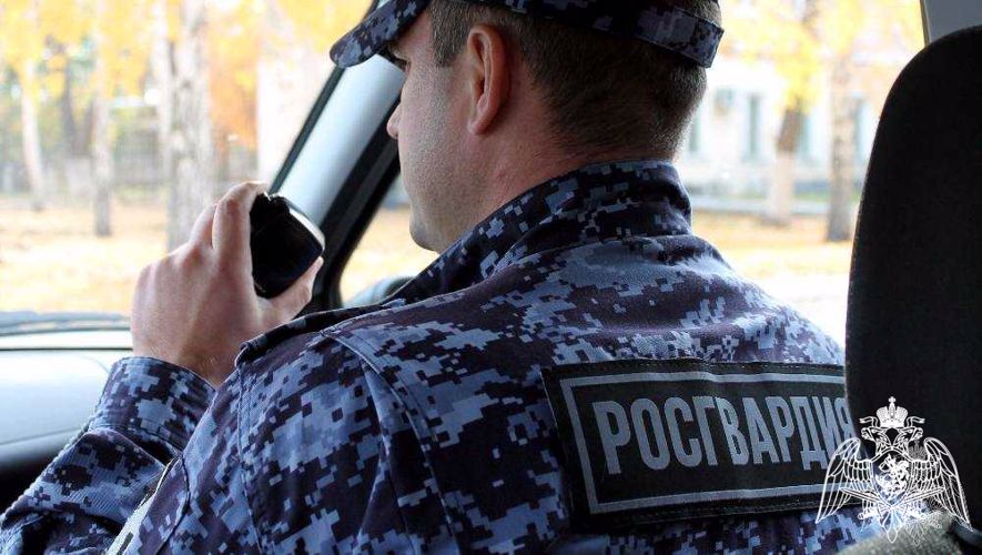 Сотрудники Росгвардии помогли потерявшемуся пожилому человеку с проблемами зрения в Омске