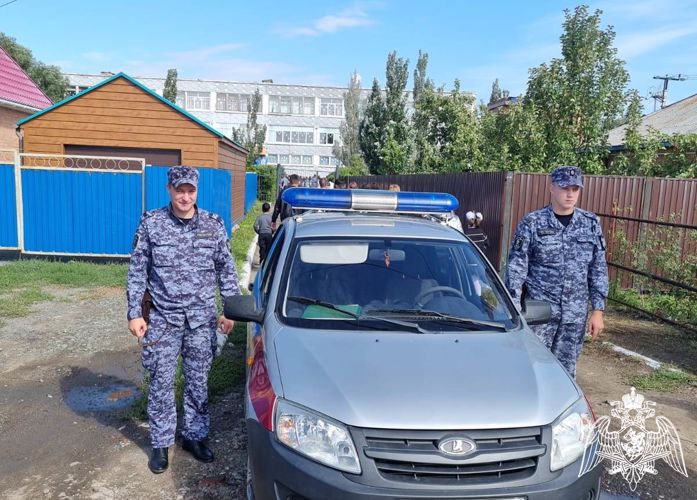 Росгвардейцы госпитализировали школьницу, которой стало плохо на улице в Омской области