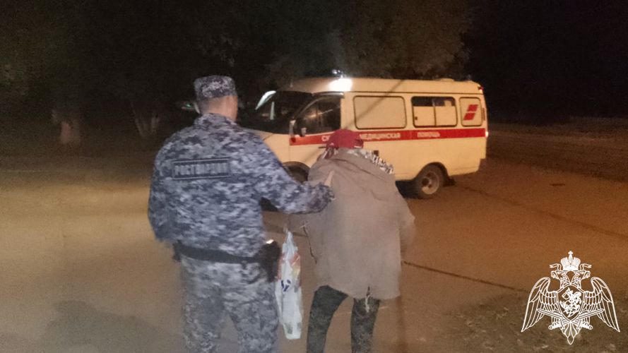 Росгвардейцы оказали помощь травмированной при падении на улице омичке   