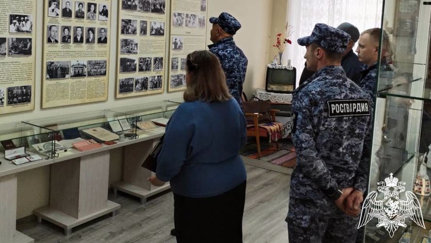 В Омской области росгвардейцы посетили передвижную выставку «Поколения героев» в музее-заповеднике «Старина Сибирская» 