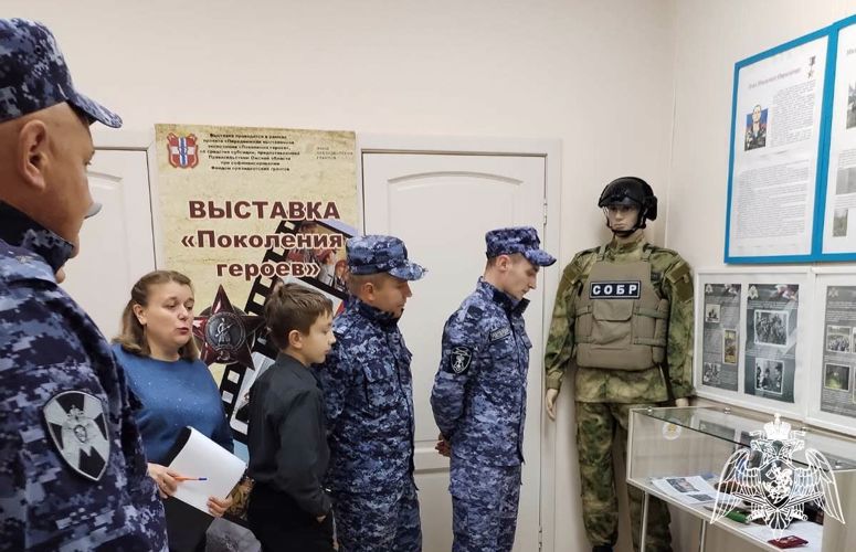 В Омской области росгвардейцы посетили передвижную выставку «Поколения героев» в музее-заповеднике «Старина Сибирская» 