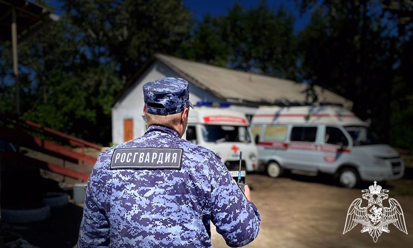 Росгвардия продолжает обеспечивать безопасность медиков в Омской области