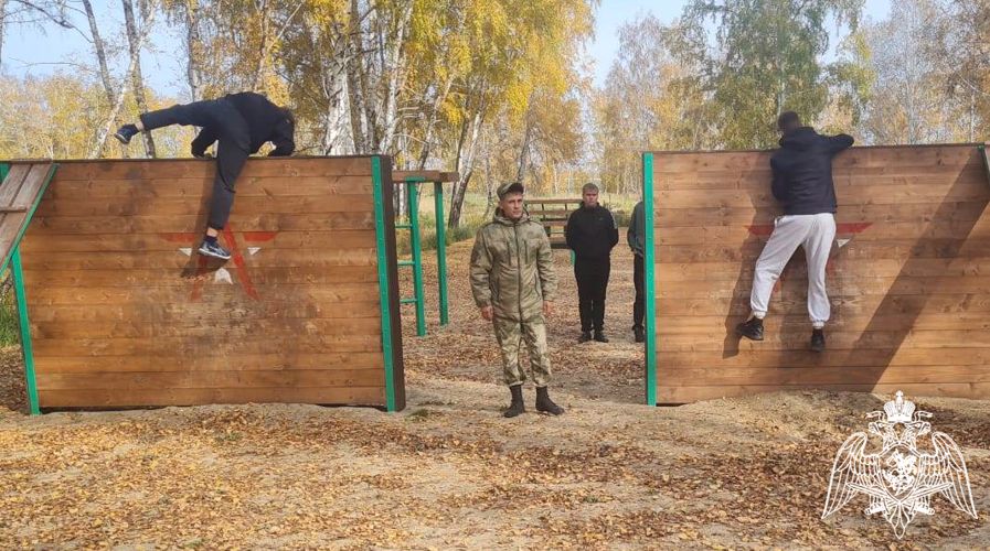 Росгвардейцы обучают омских старшеклассников основам военной подготовки 